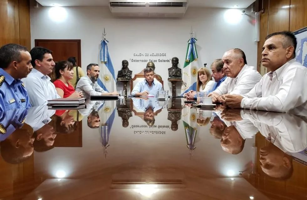 El gobernador Domingo Peppo en una reunión para garantizar el derecho a protesta y la libre circulación.