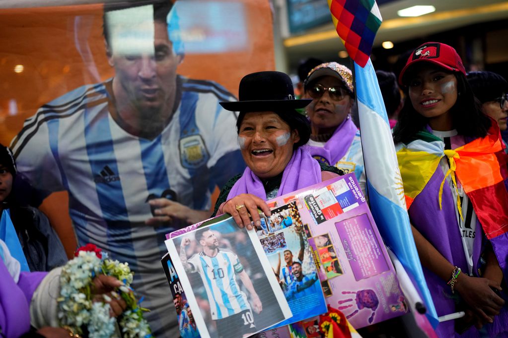 Una multitud recibió a la Selección en el aeropuerto de Bolivia.