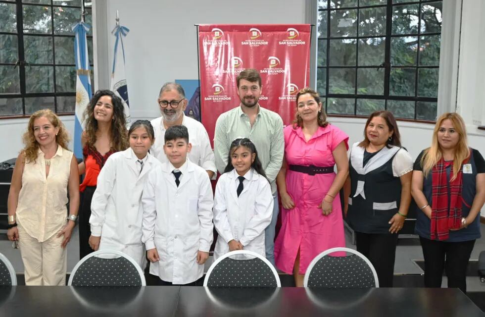 Con una formación orientada hacia la comunicación social, la Escuela Municipal "Maestra Martina Vilte" de Jujuy promueve un interesante proyecto que sus alumnos presentaron al intendente Raúl Jorge.