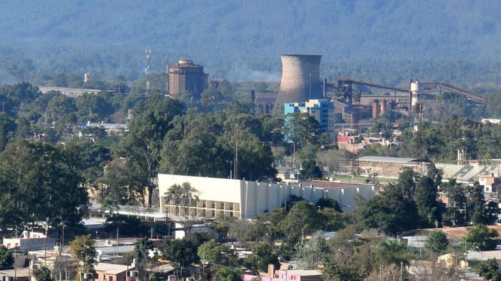 Vista de la ciudad de Palpalá, con las instalaciones de la planta industrial Aceros Zapla, en Jujuy.