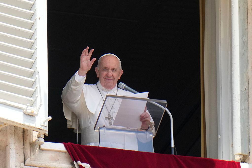 El papa Francisco saluda a la multitud a su llegada para la plegaria del Angelus, en la ventana de su estudio con vistas a la Plaza de San Pedro, en el Vaticano, el domingo 4 de julio de 2021.