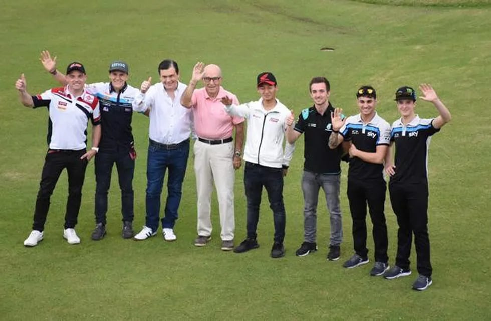 Zamora junto a algunos pilotos y empresarios en las instalaciones del  Termas de Río Hondo Golf Club.