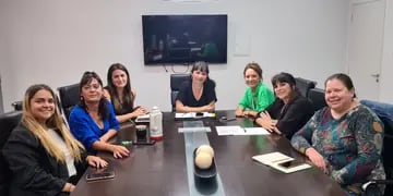Reunión de las concejalas Brenda Vimo, Alejandra Sagardoy y Valeria Soltermam con Anahí Raffaelli y Eloisa Torreano del SEOM