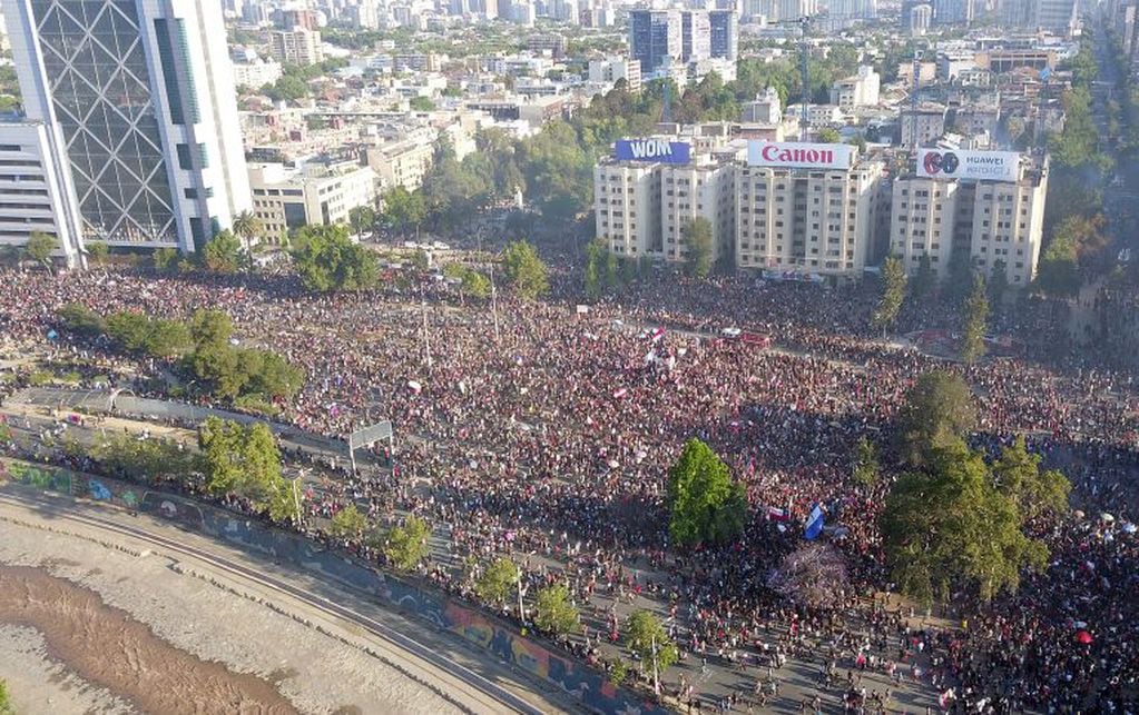 La manifestación en Plaza Italia, en Santiago de Chile. Crédito: SAMIR VIVEROS/AGENCIAUNO.