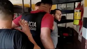 Video: se atrincheró en su restaurante, tomó de rehenes a dos policías y amenazó con matarlos