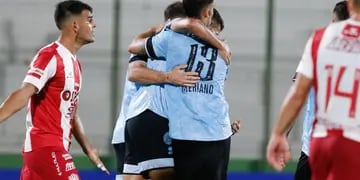 Todos abrazan a Matías Moreno, el autor del primer gol de Belgrano en el amistoso ante Unión