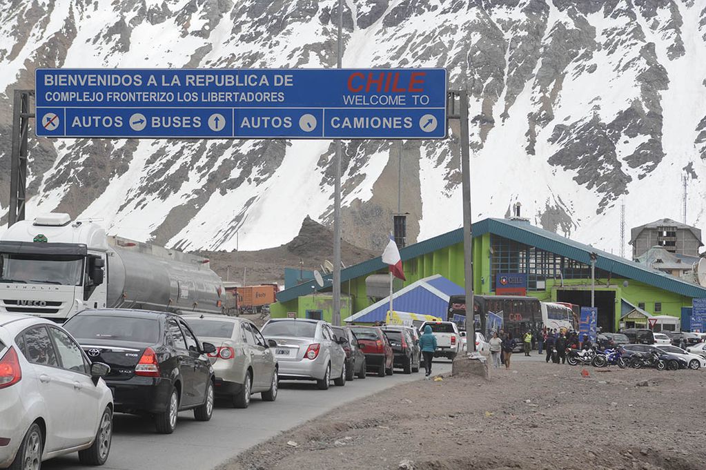 La aduana de Chile controla las cantidades de mercaderias que llevan de Mendoza, ya que pueden ser utilizadas con fines comerciales. 


