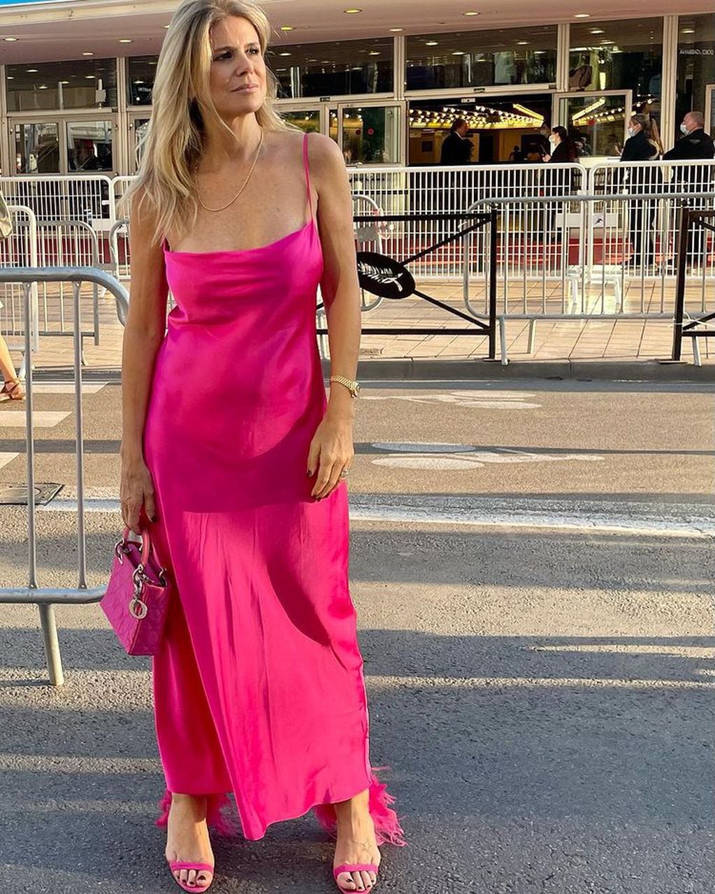Flavia Palmiero eligió un vestido en fucia para su paso por Cannes.
