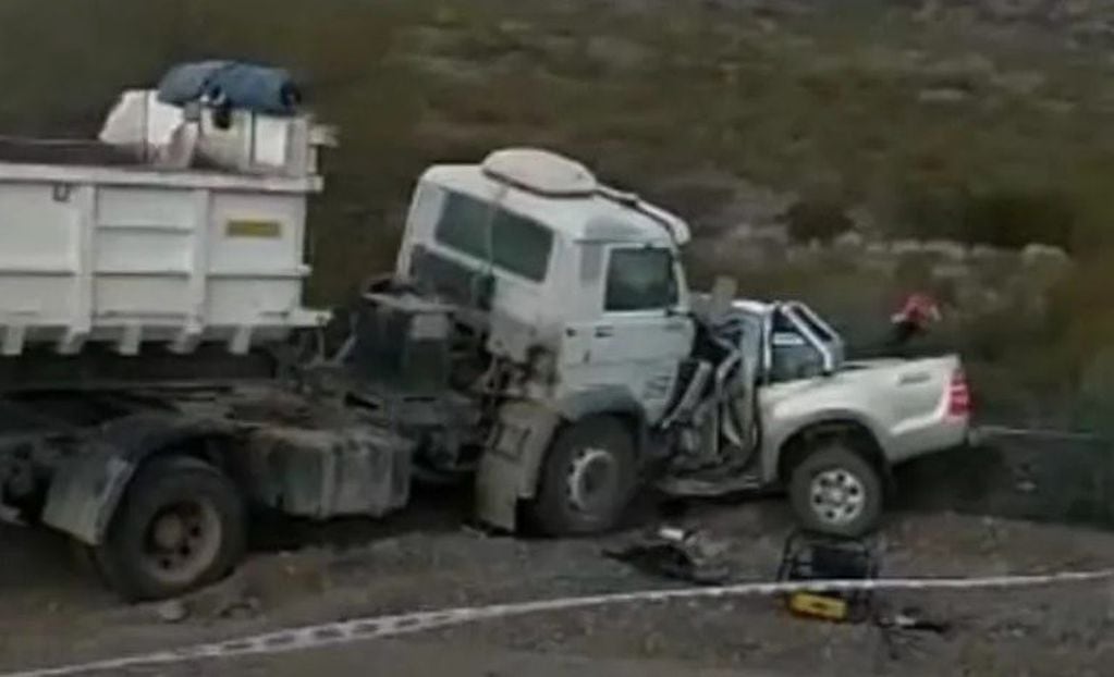 El accidente fue de frente entre un camión y una camioneta.