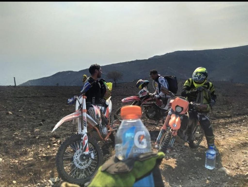Motociclistas comprometidos con ayuda y asistencia para bomberos en plena labor. (Foto: Facebook / Abi Maldonado).