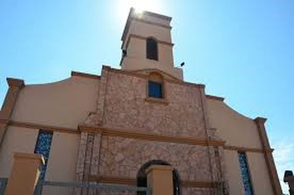 La líneas de la parroquia central Santo Cura Brochero, fueron obra del arquitecto Luis A. Pérez y otros colegadas del Iprodha.