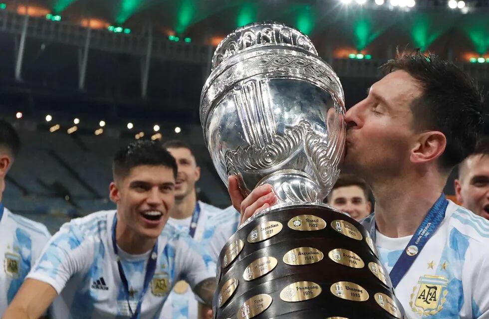 Messi besa la Copa América.