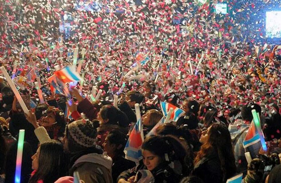 Miles de personas celebraron el nuevo aniversario de Santiago.