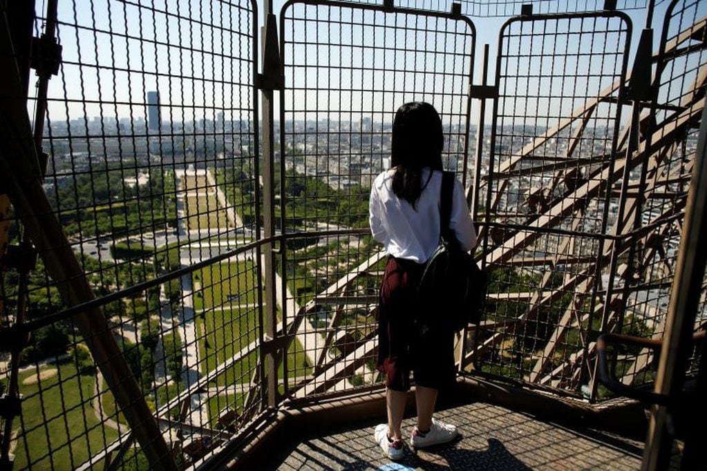 La vista de París desde las escaleras de la Torre Eiffel  (AP Photo/Thibault Camus)