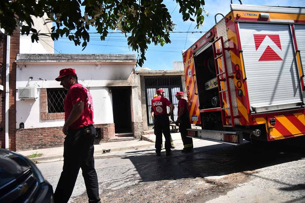 Incendio fatal en barrio San Martín calle Zapiola 151. (Pedro Castillo / La Voz)