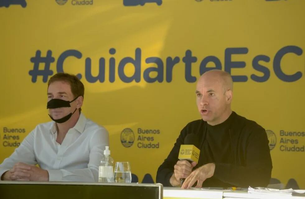 Horacio Rodriguez Larreta y Diego Santili en la conferencia de prensa por la extensión de la cuarentena en la Ciudad (Foto: Clarín)