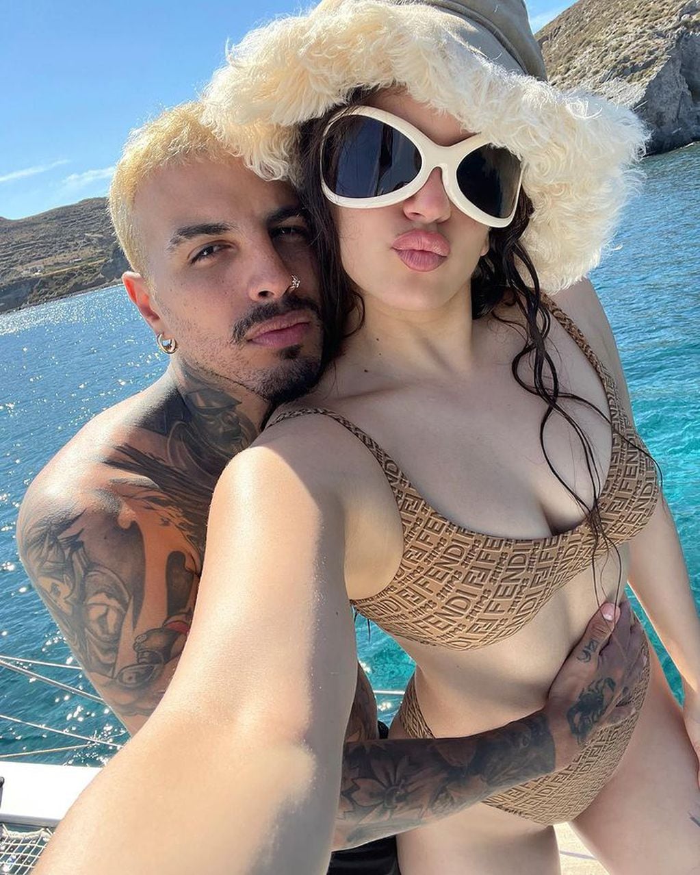 Rosalía se mostró con su novio Rauw Alejandro paseando por el mar en Grecia.