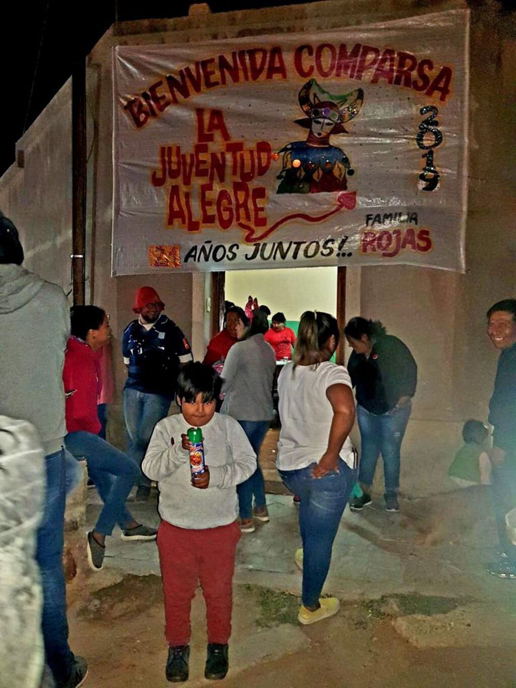 La familia Rojas sigue la tradición de invitar a que la comparsa "La Juventud Alegre" visite su casa, trayendo con su alegría buenos augurios para lo que resta del año.