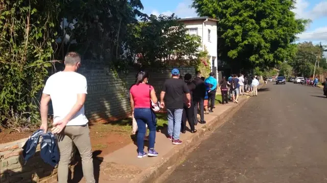 Se produjeron largas filas para la vacunación de los trabajadores de turismo en Puerto Iguazú. Foto: Norma Devechi