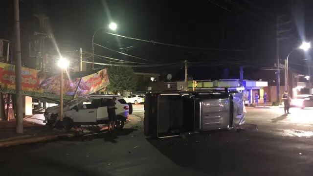 Dos camionetas chocaron en Posadas y una terminó incrustada en un cartel gastronómico