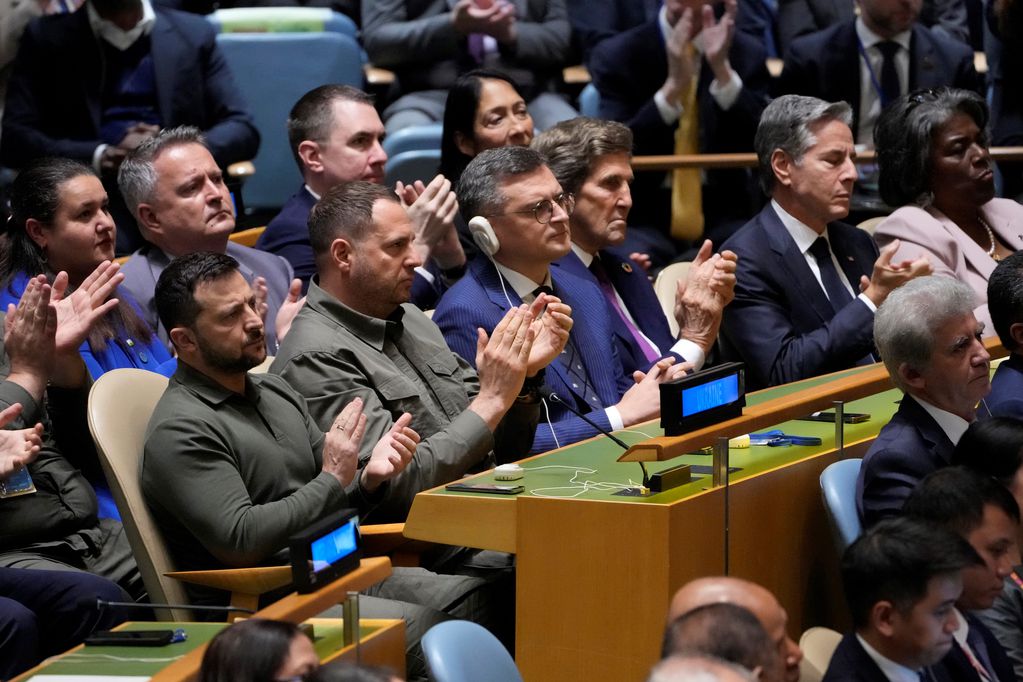 Volodímir Zelenski aplaude a Joe Biden en la Asamblea de la ONU.
