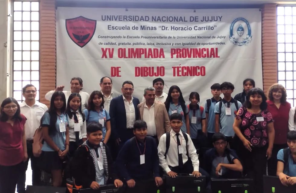 Funcionarios del Ministerio de Educación de Jujuy, autoridades de la Escuela de Minas, responsables de los equipos y alumnos, en el cierre del acto inaugural de la Olimpiada de Dibujo Técnico.