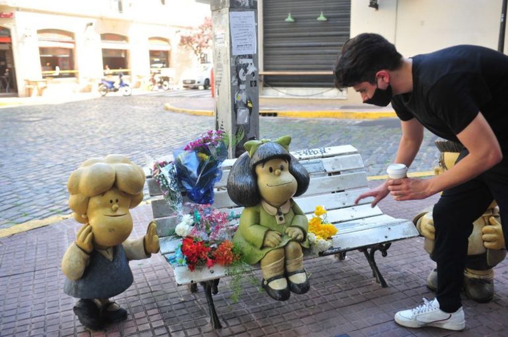 Flores a Mafalda en San telmo (Foto: Clarín)