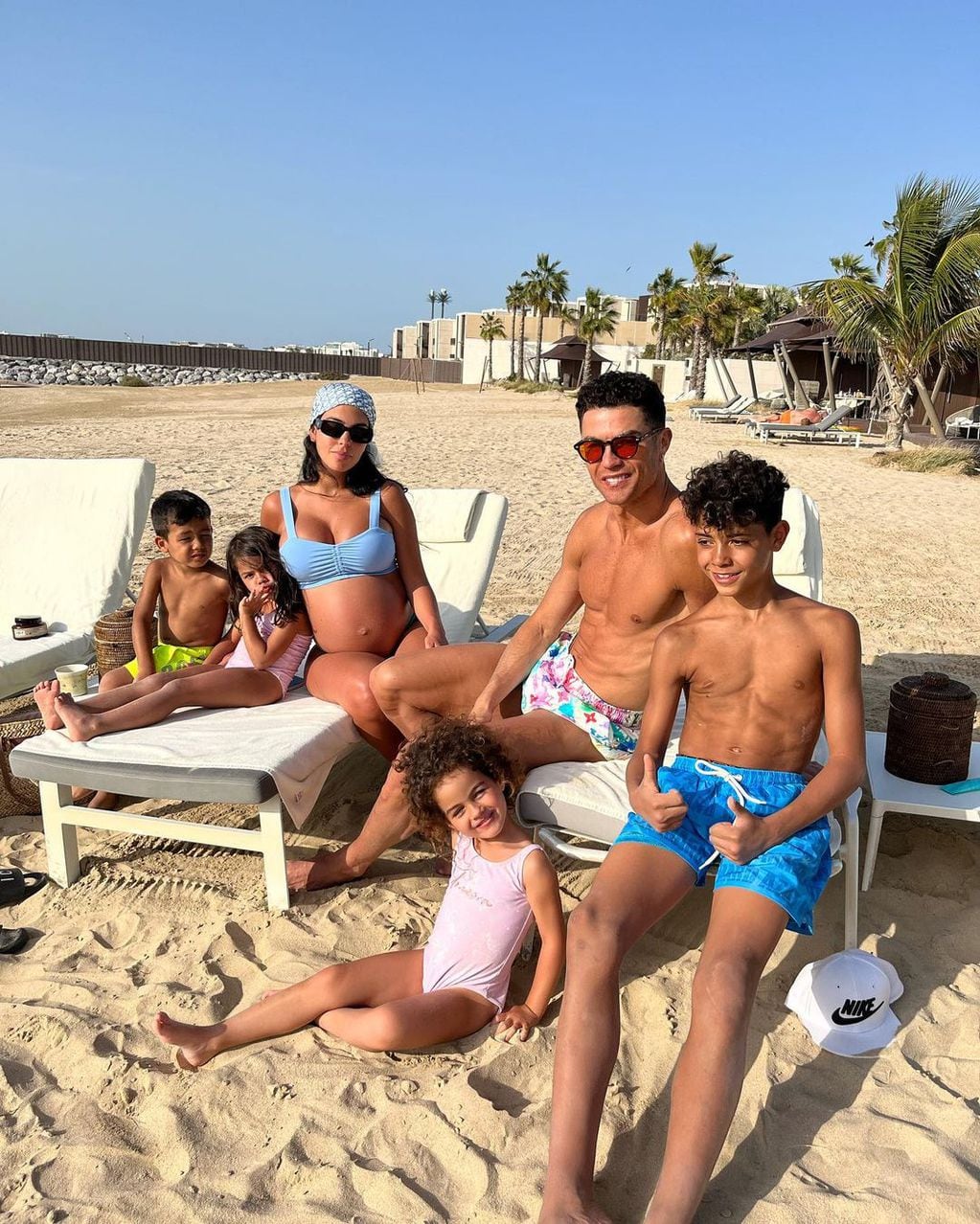 Georgina Rodríguez y Cristiano Ronaldo con sus hijos.