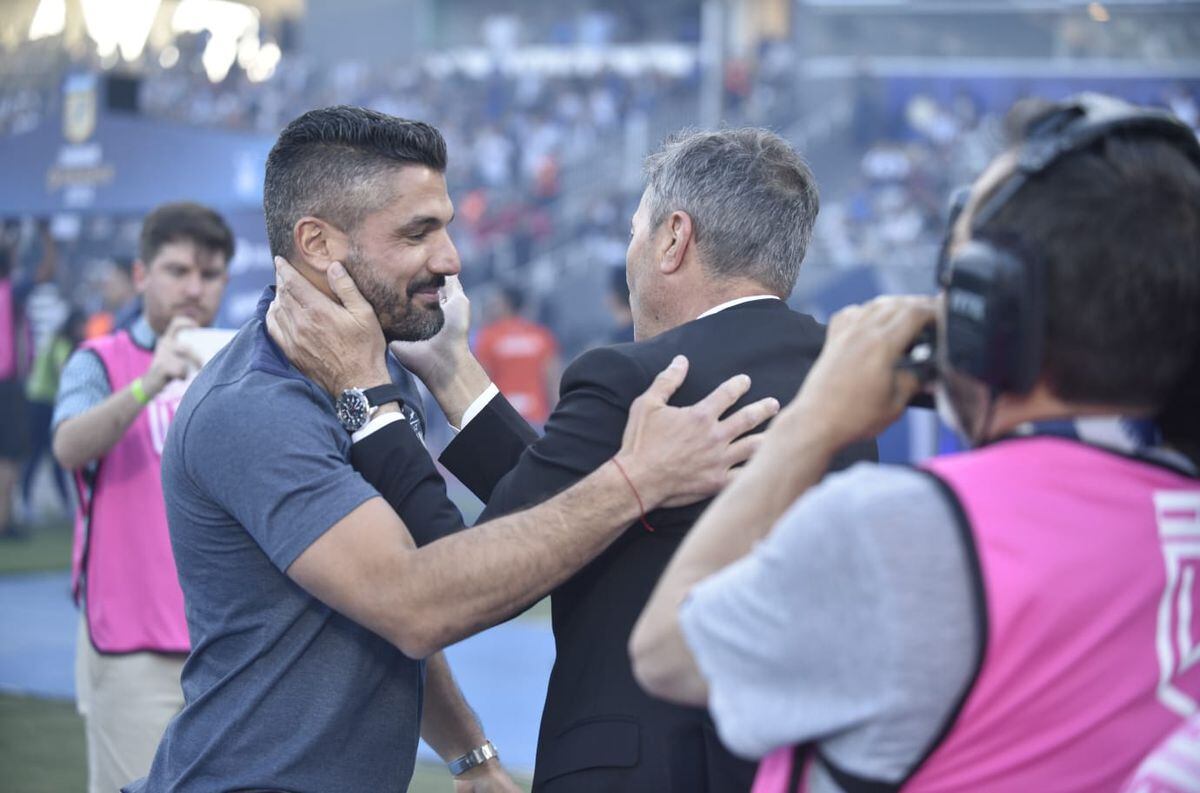 Javier Gandolfi, el entrenador de Talleres, y un saludo especial con el DT de Lanús y ex entrenador, Frank Kudelka (Ramiro Pereyra / La Voz).