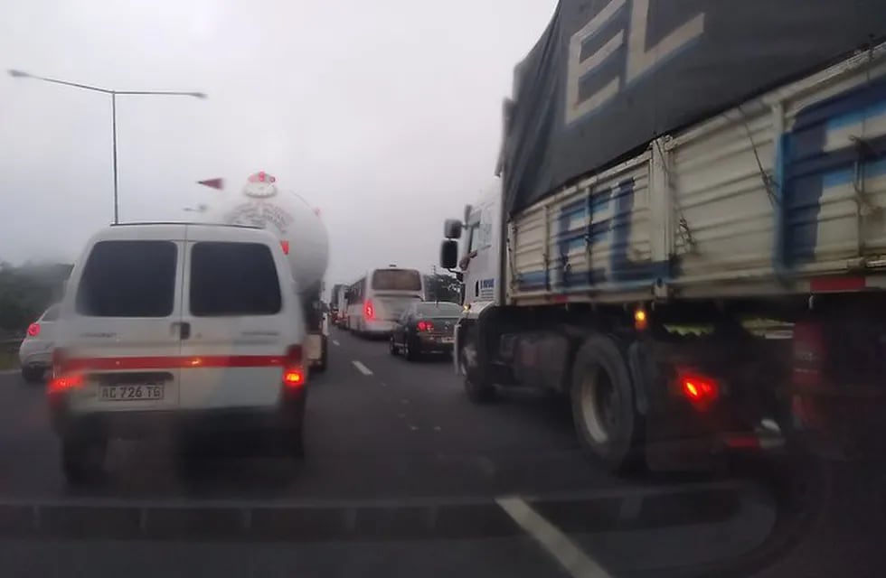 Choque y vuelco de un camión provoca caos de tránsito en la Panamericana.