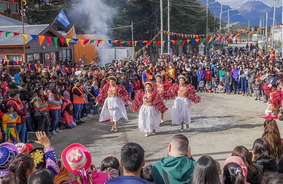 Ushuaia volvió a vivir el carnaval barrial tras la pandemia.