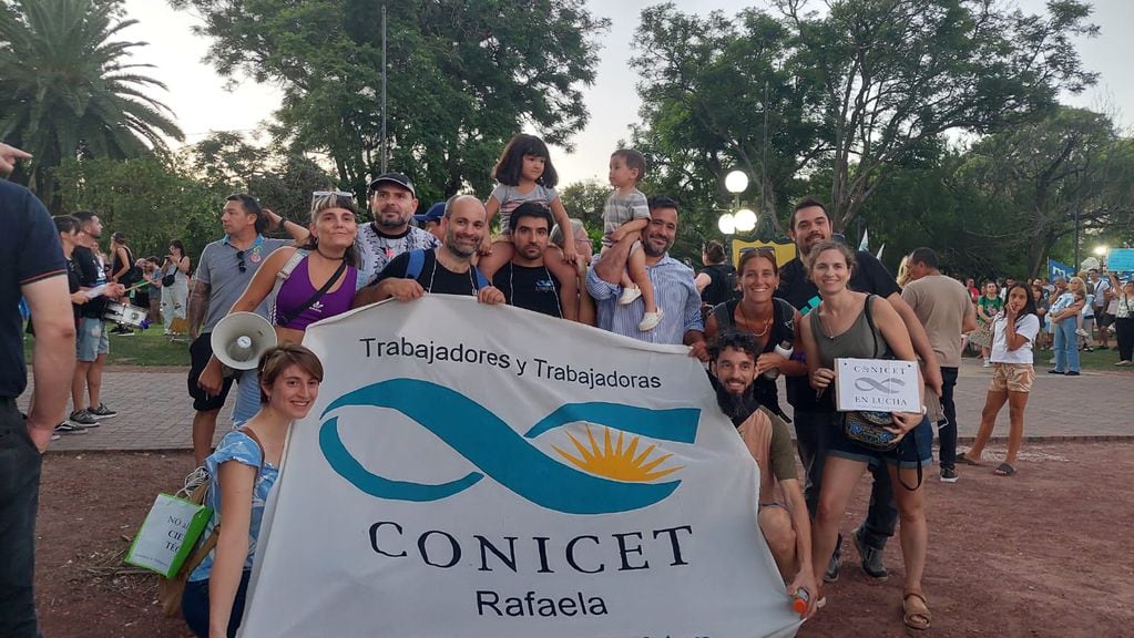 La Multisectorial de Rafaela (en este caso, los trabajadores del CONICET) se convocó en la Plaza 25 de mayo en rechazo al DNU y la Ley Ómnibus de Milei
