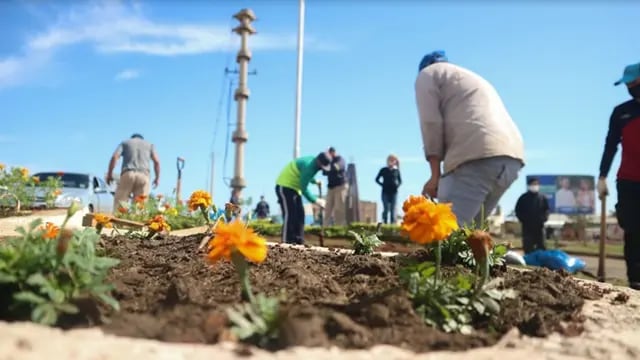 Jornada de plantación de flores en Itaembé Guazú