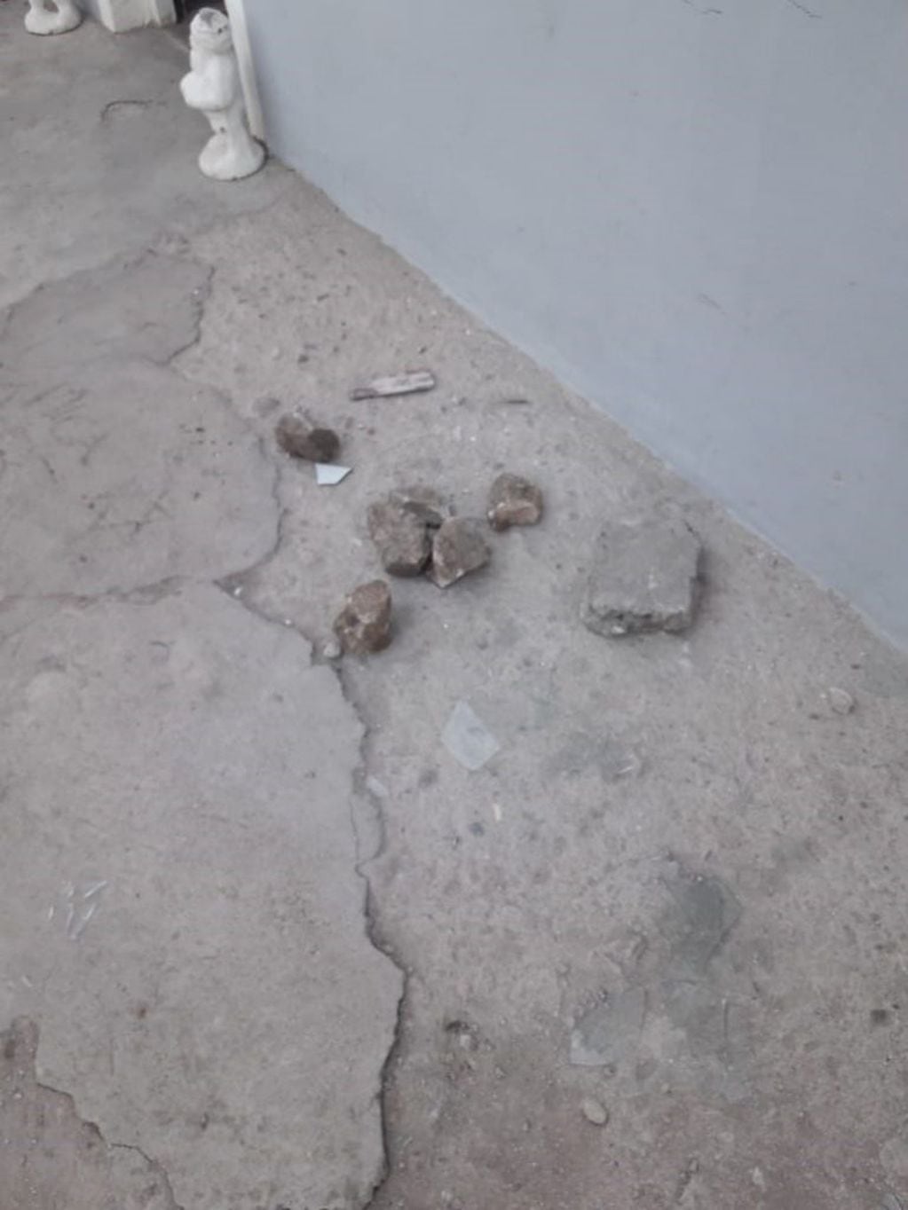 Las piedras con las que atacaron el frene de su casa y su vehículo.