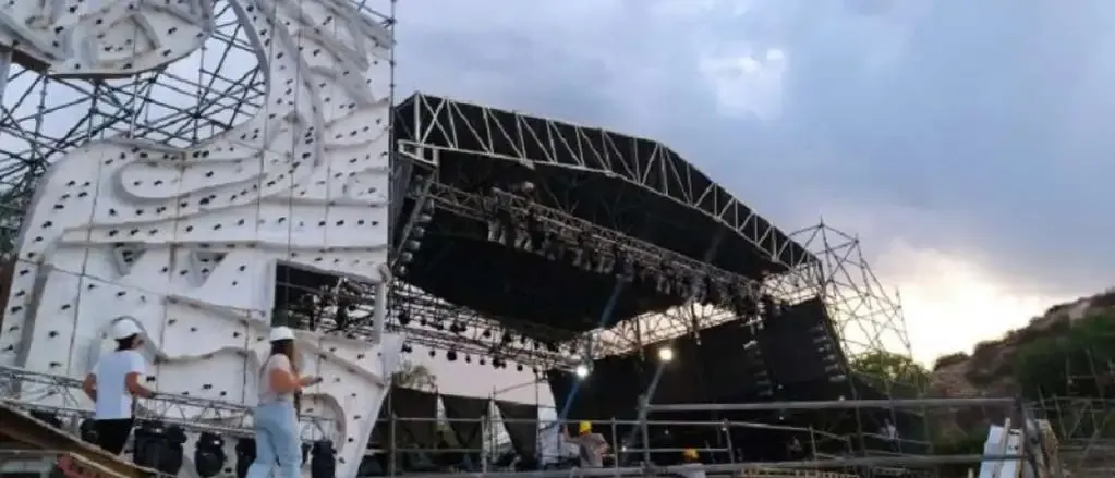 Una Vendimia con impronta femenina se ve en esta imagen de las chicas montando el escenario para el próximo 4 de marzo. 