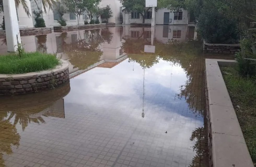 Imágenes del estado del Colegio Nacional, donde se ven patios totalmente inundados.