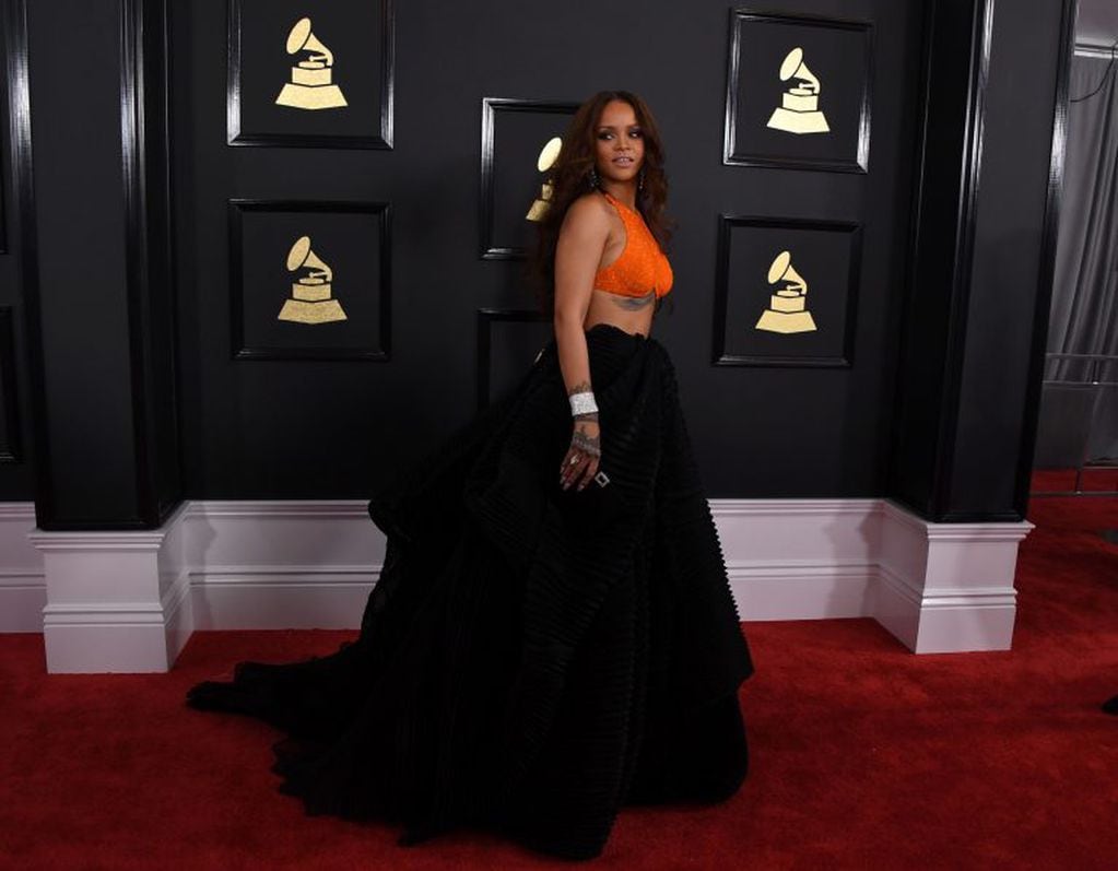 Rihanna arrives for the 59th Grammy Awards on February 12, 2017, in Los Angeles, California.  / AFP PHOTO / Mark RALSTON