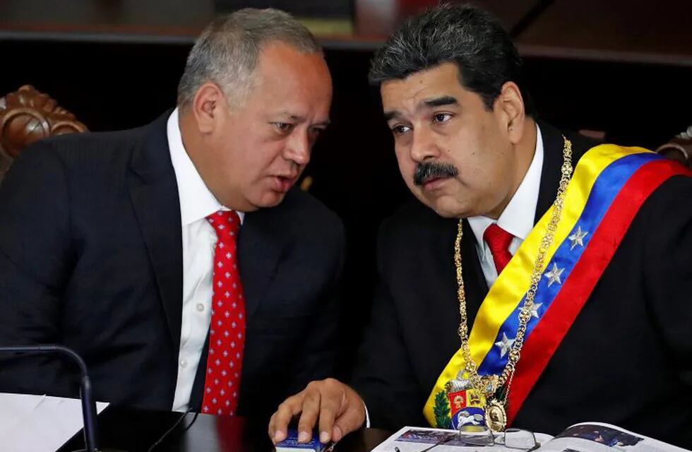 Venezuela's National Constituent Assembly (ANC) President Diosdado Cabello talks to President Nicolas Maduro during a ceremony to mark the opening of the judicial year at the Supreme Court of Justice (TSJ), in Caracas, Venezuela, January 24, 2019. REUTERS/Carlos Garcia Rawlins venezuela Nicolas Maduro Diosdado Cabello venezuela crisis politica estallido social ceremonia de apertura al año judicial