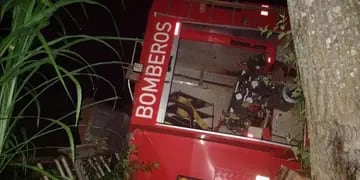 Dos bomberos resultaron heridos tras el vuelco de autobomba en El Soberbio