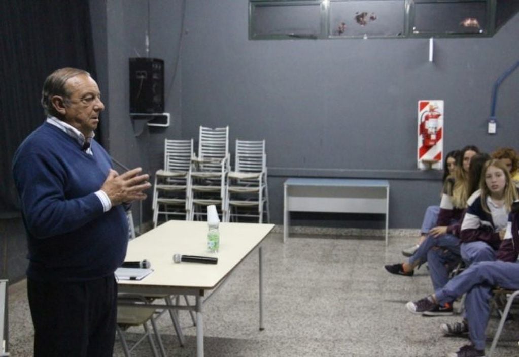 Intendente Carlos Sánchez con alumnos del Eata (prensa municipalidad)