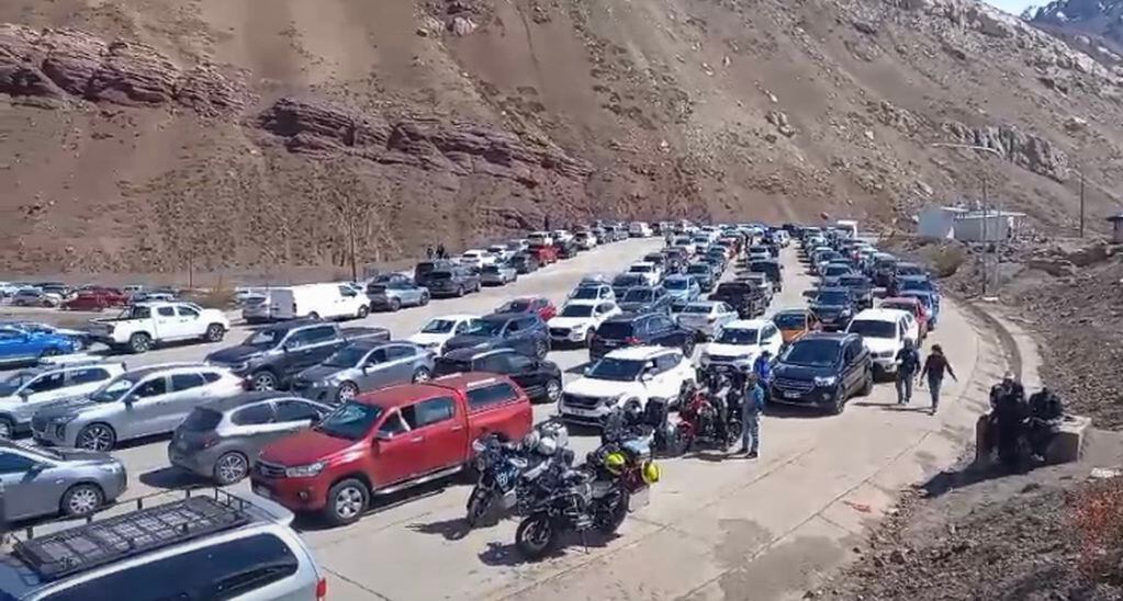 Muchos autos cruzaron la frontera hacia Mendoza