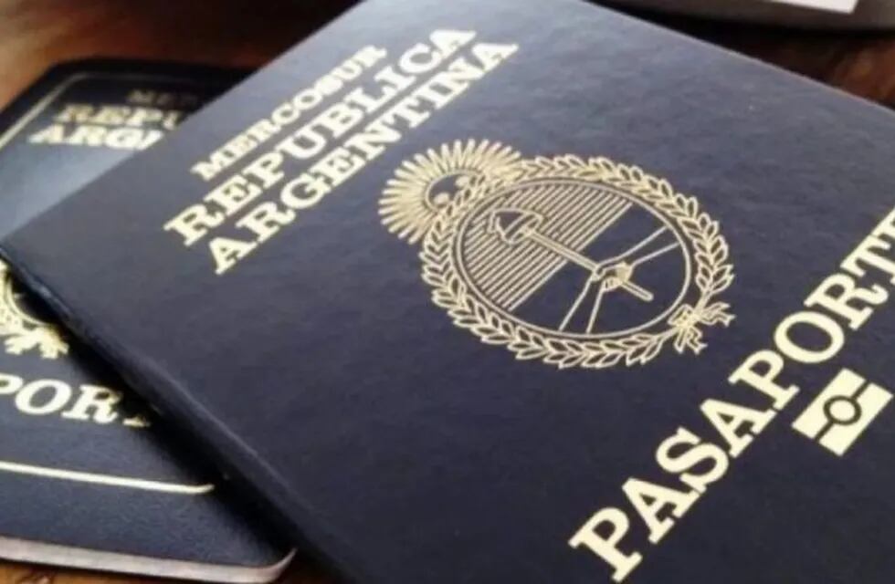 Pasaporte argentino por las nubes.