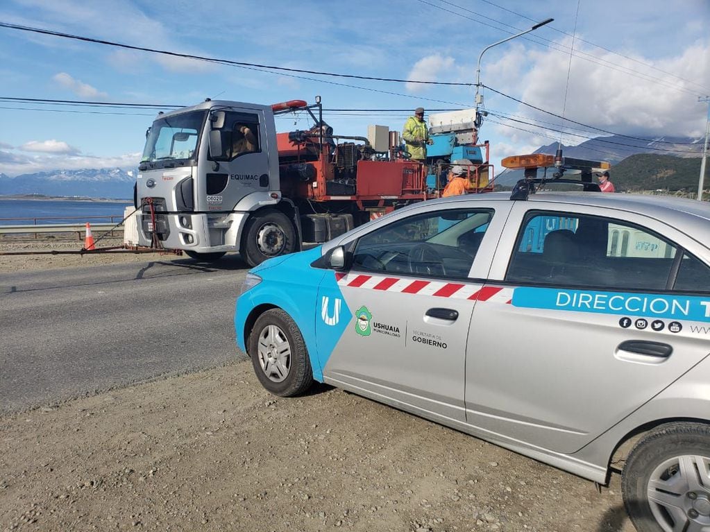 Comenzaron los trabajos de demarcación de la avenida Héroes de Malvinas en toda su extensión, que realizan de manera conjunta la Municipalidad de Ushuaia y Vialidad Nacional.