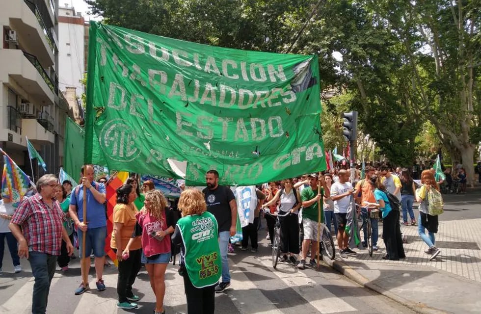 Los sindicatos partieron desde la sede local del Gobierno provincial. (@ctarosario)