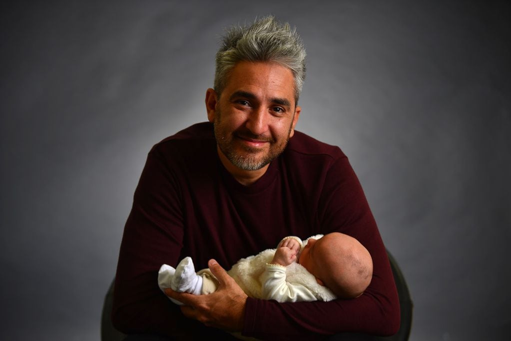 El periodista Andy Ferreyra con su hijo Nino.  (Nicolás Bravo / La Voz)
