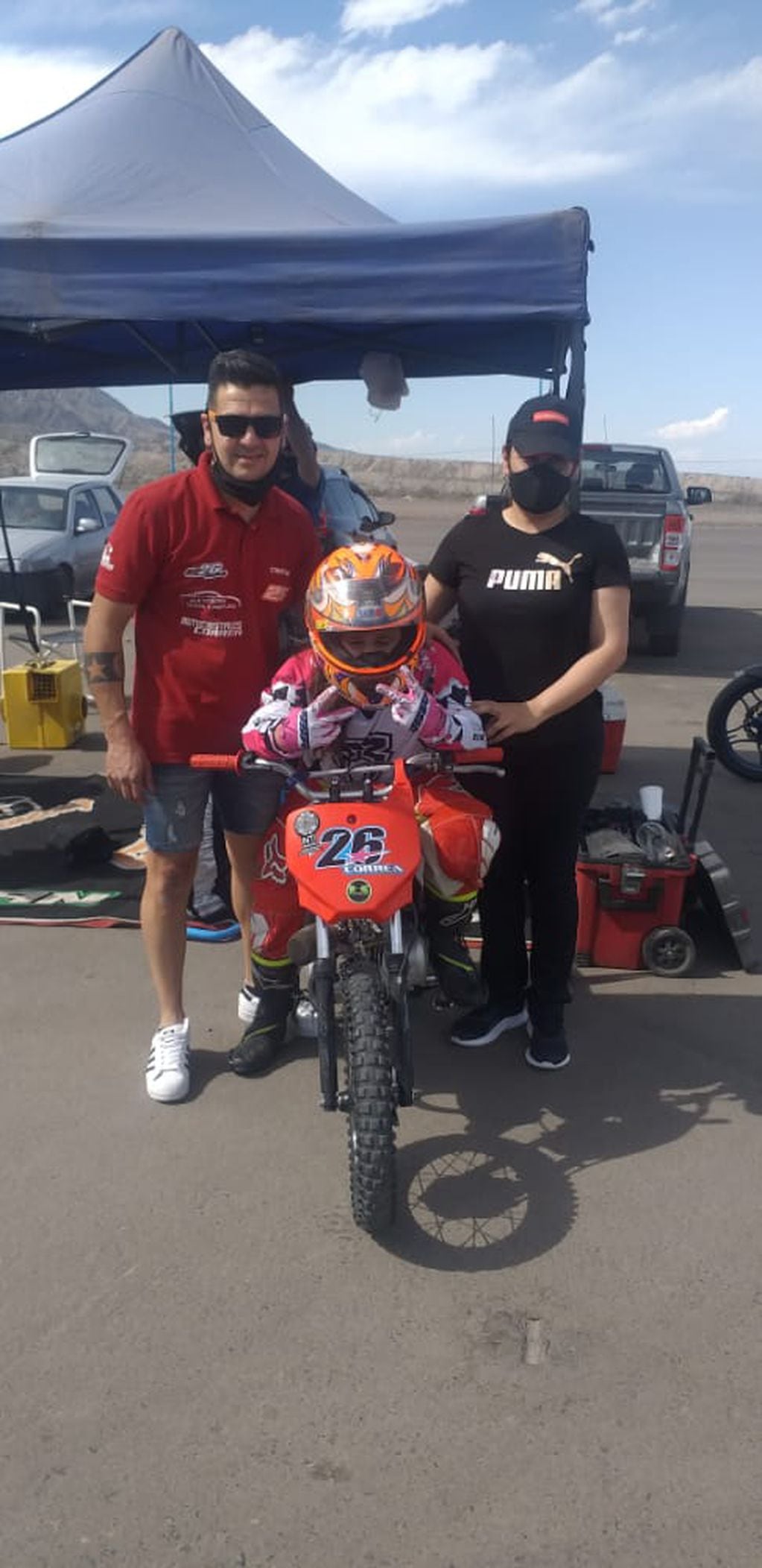 Ariana Correa la niña del Superbike, junto a sus padres.