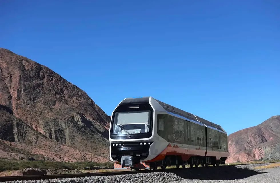 Una extraordinaria escenografía natural se despliega a lo largo del recorrido del Tren Solar de la Quebrada, en la provincia de Jujuy.