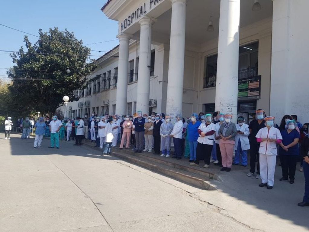 El personal del hospital "Pablo Soria" se congregó en el frente del edificio para despedir los restos del licenciado Humana.
