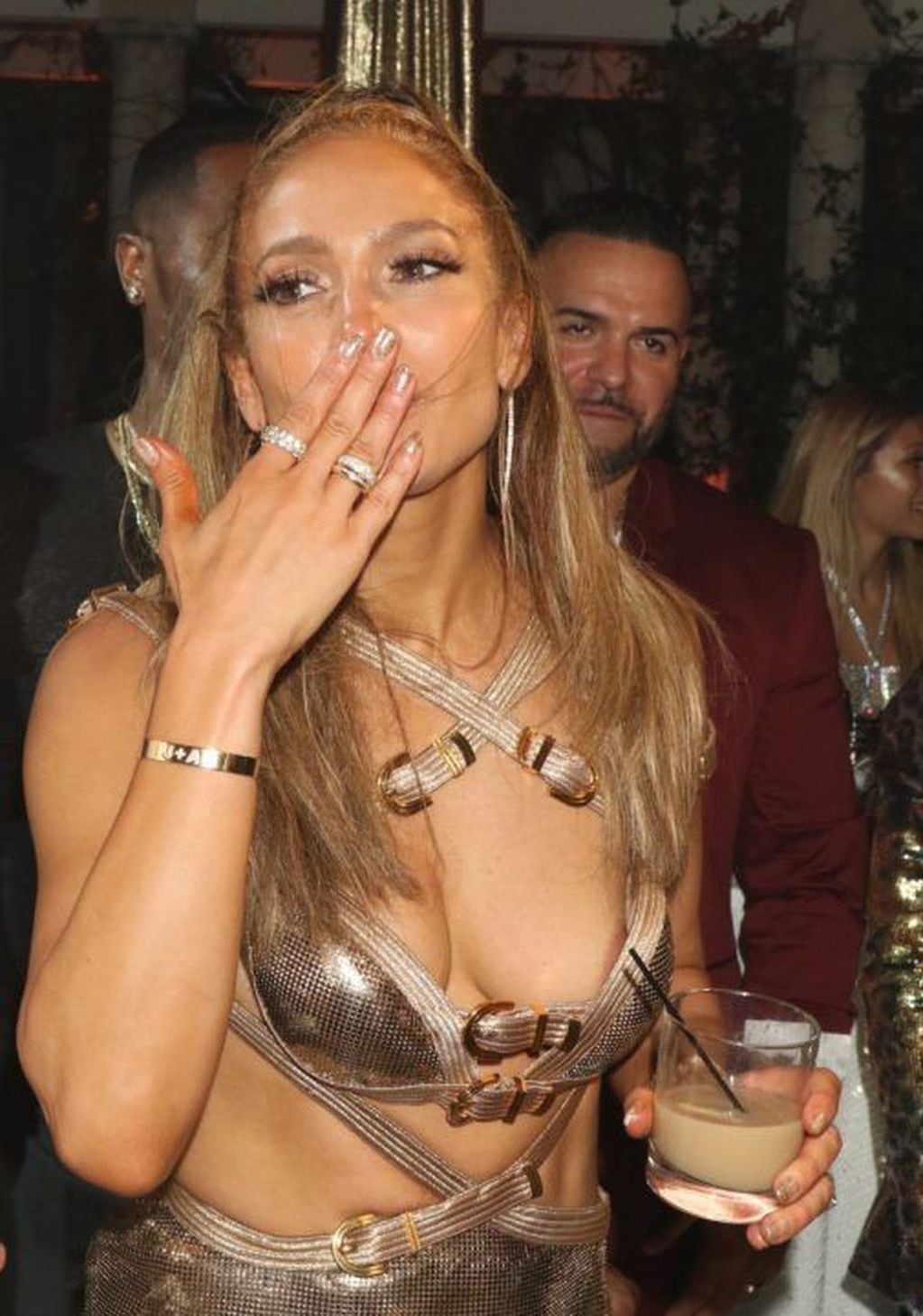 Jennifer Lopez tuvo un accidente con su vestuario durante la celebración de su cumpleaños.
