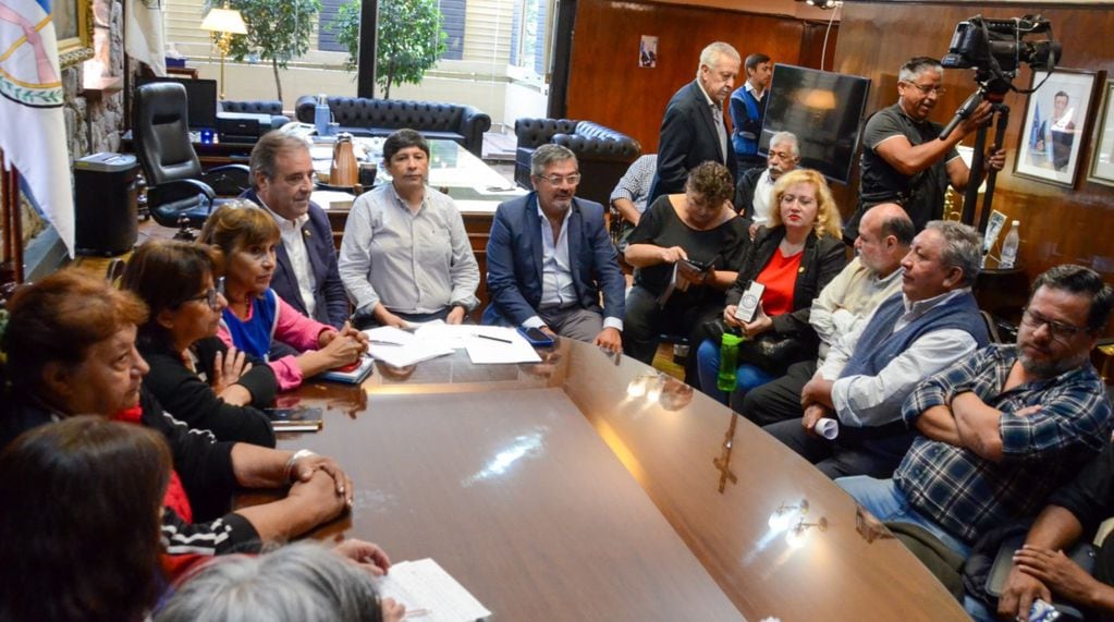 El vicegobernador Alberto Bernis se reunió en su despacho con dirigentes sindicales para escuchar sus inquietudes en torno al proyecto de ley de emergencia económica provincial.